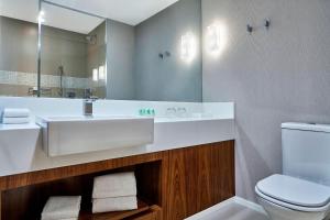 Phòng tắm tại Courtyard by Marriott Rio de Janeiro Barra da Tijuca