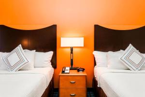 Cama ou camas em um quarto em Fairfield by Marriott Wilkes-Barre