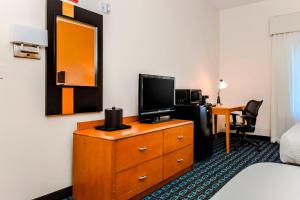 Uma TV ou centro de entretenimento em Fairfield by Marriott Wilkes-Barre