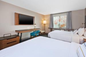 um quarto de hotel com duas camas e uma secretária em Fairfield Inn & Suites by Marriott Kalamazoo em Kalamazoo