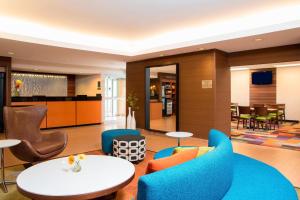 Fairfield Inn & Suites by Marriott Bloomington tesisinde bir oturma alanı