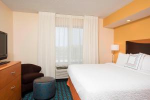 Fairfield Inn & Suites by Marriott Bloomington tesisinde bir odada yatak veya yataklar