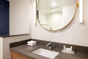 Un baño de Fairfield Inn & Suites by Marriott Boston Walpole