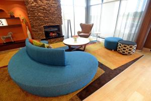 Fairfield Inn & Suites by Marriott Bowling Green tesisinde bir oturma alanı