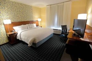 Fairfield Inn & Suites by Marriott Bowling Green tesisinde bir odada yatak veya yataklar