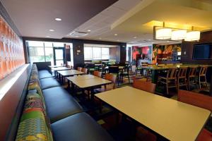 Majoituspaikan Fairfield Inn & Suites by Marriott Bowling Green ravintola tai vastaava paikka