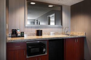 A kitchen or kitchenette at Courtyard Novato Marin/Sonoma