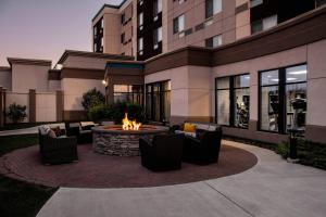 un patio con focolare di fronte a un edificio di Courtyard by Marriott Edmonton West a Edmonton