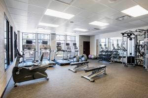 una palestra con diversi tapis roulant e macchinari per il cardio-fitness di Courtyard by Marriott Edmonton West a Edmonton