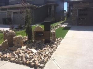 un jardín de rocas frente a una casa en Cozy 3 Bedroom home, en Spruce Grove