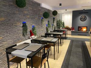 A restaurant or other place to eat at 4TREES Airport Apartments