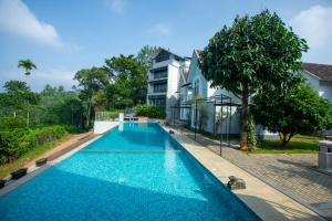 una piscina vacía frente a una casa en Vbrings Oak Village, en Munnar