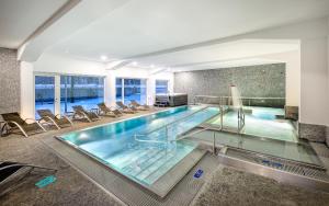 Omnia Hotel Relax & Wellness 내부 또는 인근 수영장