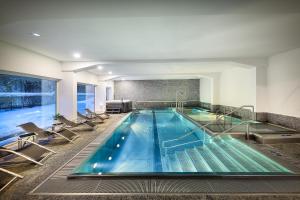 Omnia Hotel Relax & Wellness 내부 또는 인근 수영장