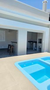 una casa con piscina en una habitación en Casa 50m do mar, en Matinhos