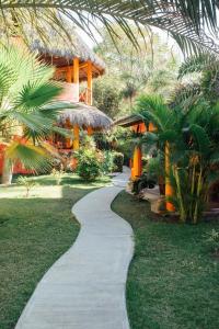 Un jardín fuera de Unelma Bungalows