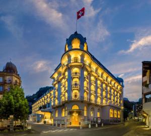 Kempinski Palace Engelberg في إنغيلبرغ: مبنى عليه علم كندي