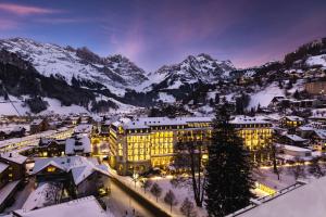 Kempinski Palace Engelberg في إنغيلبرغ: فندق في الثلج مع جبال في الخلف