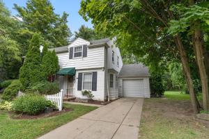 Casa blanca con garaje y entrada en Newly Renovated in Historic Neighborhood Near DTW, en Dearborn