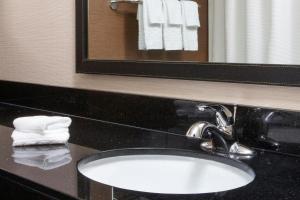 y baño con lavabo, espejo y toallas. en Fairfield Inn & Suites Chicago Tinley Park, en Tinley Park