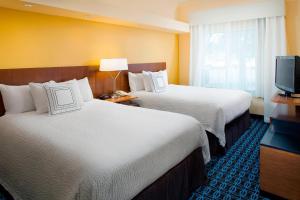 Fairfield Inn & Suites by Marriott Lafayette South في لافاييت: غرفه فندقيه سريرين وتلفزيون