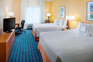 Fairfield Inn & Suites by Marriott Lafayette South في لافاييت: غرفة فندقية بسريرين وتلفزيون بشاشة مسطحة