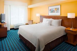 Fairfield Inn & Suites by Marriott Lafayette South في لافاييت: غرفه فندقيه سرير كبير وتلفزيون