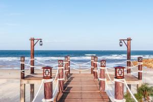 - une passerelle en bois menant à la plage et à l'océan dans l'établissement Muine Bay Resort, à Mui Ne