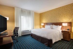 Habitación de hotel con cama, escritorio y TV. en Fairfield Inn & Suites by Marriott Lancaster East at The Outlets, en Lancaster