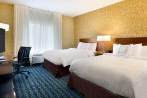 Habitación de hotel con 2 camas y escritorio en Fairfield Inn & Suites by Marriott Lancaster East at The Outlets, en Lancaster