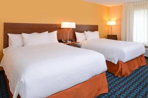 מיטה או מיטות בחדר ב-Fairfield Inn Orlando Airport