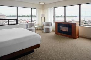 Krevet ili kreveti u jedinici u objektu Delta Hotels by Marriott Kingston Waterfront