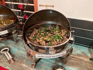 een grote pot eten zittend op een tafel bij Le Pôle in Grand Baie