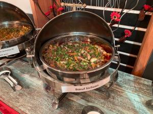 een grote pot eten zittend op een tafel bij Le Pôle in Grand Baie