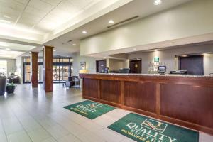 Lobbyen eller receptionen på Quality Suites Milwaukee Airport