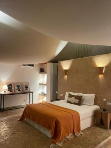 A bed or beds in a room at Manzil La Tortue