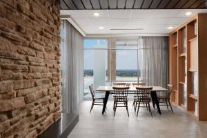 Khu vực ghế ngồi tại Fairfield Inn & Suites Louisville New Albany IN