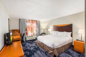 una camera con letto e TV a schermo piatto di Fairfield Inn by Marriott Evansville East a Evansville