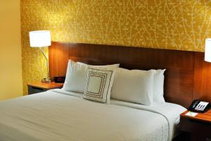 ein Hotelzimmer mit einem Bett mit weißen Kissen in der Unterkunft Fairfield Inn & Suites by Marriott Omaha Northwest in Omaha