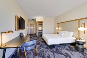 Pokój hotelowy z łóżkiem i biurkiem w obiekcie Fairfield Inn & Suites Bardstown w mieście Bardstown