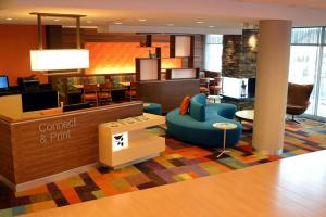 eine Lobby eines Hotels mit Warteraum in der Unterkunft Fairfield Inn & Suites by Marriott Stafford Quantico in Stafford