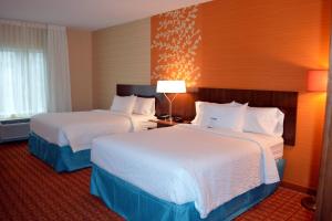 ein Hotelzimmer mit 2 Betten und einer Lampe in der Unterkunft Fairfield Inn & Suites by Marriott Stafford Quantico in Stafford