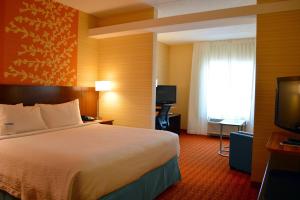 ein Hotelzimmer mit einem Bett und einem TV in der Unterkunft Fairfield Inn & Suites by Marriott Stafford Quantico in Stafford