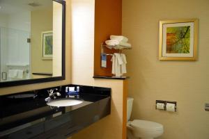 ein Badezimmer mit einem Waschbecken, einem WC und einem Spiegel in der Unterkunft Fairfield Inn & Suites by Marriott Stafford Quantico in Stafford