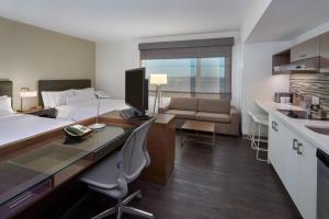 ein Hotelzimmer mit einem Bett und einem Schreibtisch in der Unterkunft Element Vaughan Southwest in Vaughan