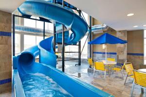 eine Wasserrutsche in einem Zimmer mit Pool in der Unterkunft Fairfield Inn & Suites by Marriott St. John's Newfoundland in St. John's