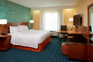 een hotelkamer met een bed en een bureau bij Fairfield by Marriott Niagara Falls in Niagara Falls