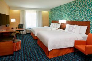 een hotelkamer met 2 bedden en een bureau bij Fairfield by Marriott Niagara Falls in Niagara Falls