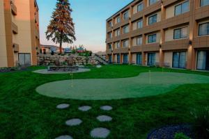 einen Innenhof eines Gebäudes mit einem Baum im Hof in der Unterkunft Fairfield Inn & Suites by Marriott Spokane Valley in Spokane Valley