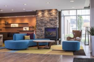 Uma área de estar em Fairfield Inn & Suites by Marriott Pittsburgh North/McCandless Crossing